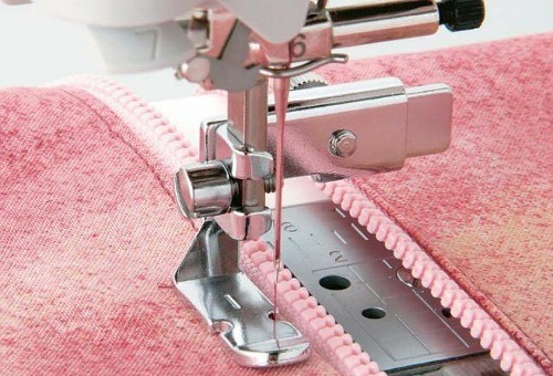 Piedini stretti con cerniera incernierata per macchine da cucire industriali, in 3 stili - Italia